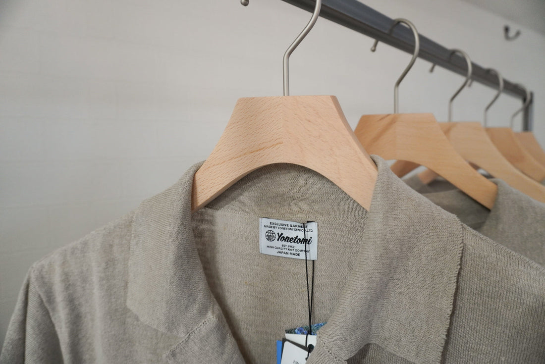 亜麻色のシャツ...